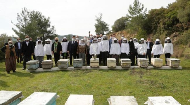 İzmir'de 100 Roman kadına, 1000 arı kovanı
