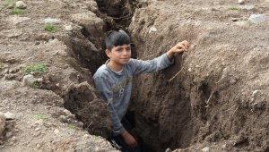 İzmir'de derin yarıklar korkuttu