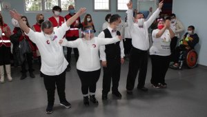 İzmir'de down sendromlular vals ve boyama yaptı