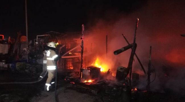 İzmir'de kamyon bakım istasyonunda yangın paniği
