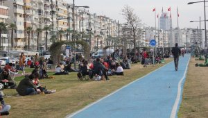 İzmir'de 'kırmızı alarm'a rağmen yoğunluk