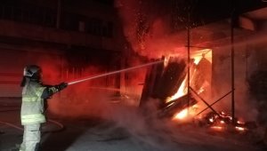 İzmir'de mobilya atölyesinde yangın