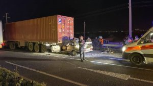 İzmir'de otomobil tıra çarptı: 1 ölü