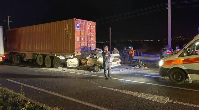 İzmir'de otomobil tıra çarptı: 1 ölü