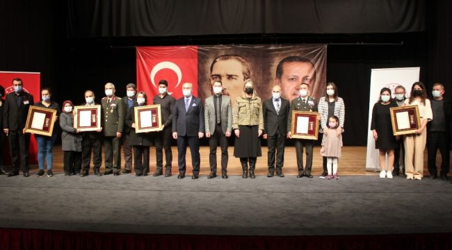 İzmir'de şehit aileleri ve gazilere devlet övünç madalyası