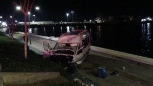 İzmir'de servis minibüsü sahil bandına uçtu