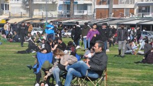 İzmir'de vatandaşlar Kordon'a akın etti