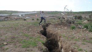 İzmir'deki korkutan çatlaklar için belediyeden açıklama