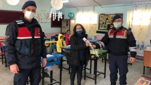 Jandarmadan kadınlara karanfil