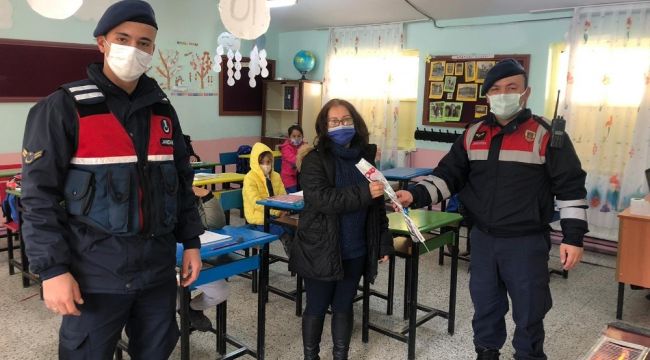 Jandarmadan kadınlara karanfil