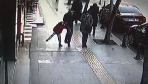 Kaldırımda yürüyen çocuğun üzerine taş düştü