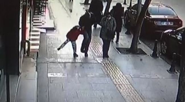 Kaldırımda yürüyen çocuğun üzerine taş düştü