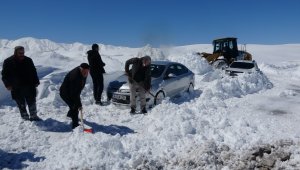 Karda mahsur kalan 45 kişi kurtarıldı