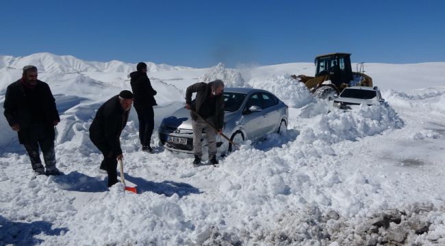 Karda mahsur kalan 45 kişi kurtarıldı