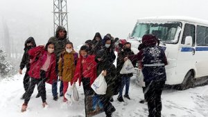 Karda mahsur kalan öğrenciler kurtarıldı