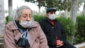 Koronadan ölen doktor, babası için ayrılan mezara defnedildi