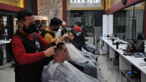 Kuaförlerin hafta sonu kısıtlaması kalktığı için yüzleri gülüyor