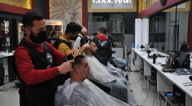 Kuaförlerin hafta sonu kısıtlaması kalktığı için yüzleri gülüyor