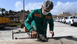 Kuşadası'nda kent mobilyaları usta ellerde yeniden hayat buluyor