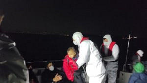 Lastik botla sürüklenen 23 göçmen kurtarıldı