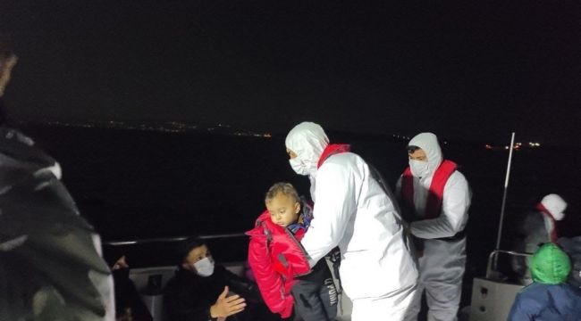 Lastik botla sürüklenen 23 göçmen kurtarıldı