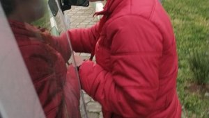 Marketlerden gıda maddesi çalan hemşire gözaltında