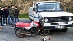 Motosiklet kamyonete ok gibi saplandı