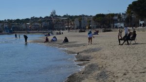 Normalleşmenin başladığı Didim'de sahil keyfi