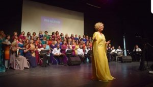 Önder kadın ödülü Aysel Gürel'e