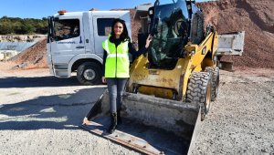 Önyargıları kırdı, şantiyedeki tek kepçe operatörü oldu