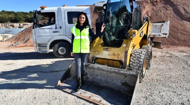 Önyargıları kırdı, şantiyedeki tek kepçe operatörü oldu