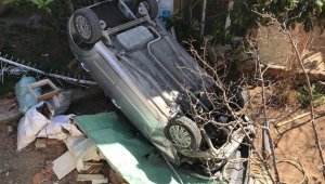 Otomobil bahçeye uçtu, 10 yaşındaki çocuk altında kaldı