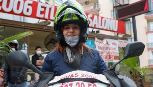 'Pembe kasklar' motosikletleriyle trafikte