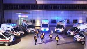 Sağlıkçılar zeybek oynadı, moral verdi