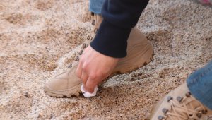 Sahilde ayaklara yapışan zift şaşkına çevirdi