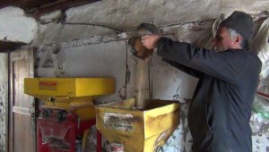 Sındırgı'da 55 yıldır doğal yöntemlerle susam yağı çıkarıyorlar