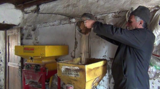 Sındırgı'da 55 yıldır doğal yöntemlerle susam yağı çıkarıyorlar