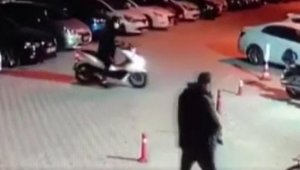 Sitede silahlı saldırı anı güvenlik kamerasında