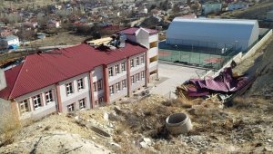 Sivas'ta şiddetli rüzgar okulun çatısını uçurdu