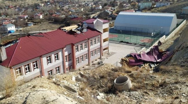 Sivas'ta şiddetli rüzgar okulun çatısını uçurdu