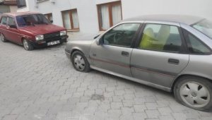 Sokağa girip araçların lastiklerini kestiler