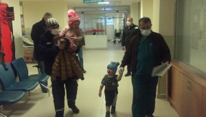 Su yerine tiner içen ikizler hastanelik oldu