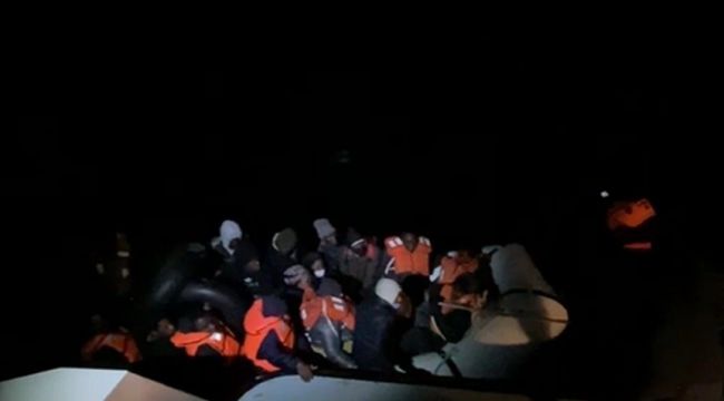 Sürüklenen lastik bottaki 34 göçmen kurtarıldı