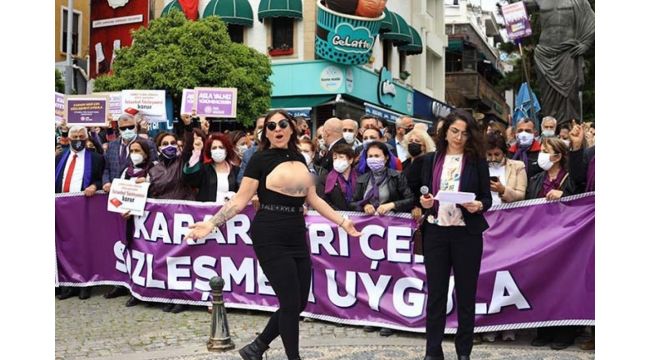 Üstsüz İstanbul Sözleşmesi eylemi