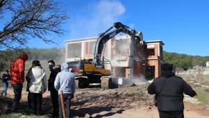 Yakaköy'de 2B arazisindeki yapılar yıkılıyor