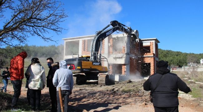 Yakaköy'de 2B arazisindeki yapılar yıkılıyor