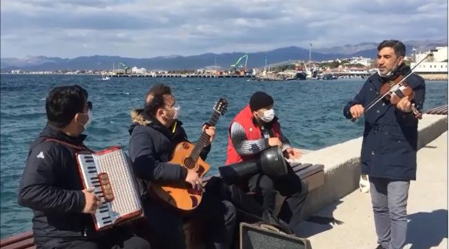 Zor durumda olan müzisyenler artık açık alanda müzik yapacak