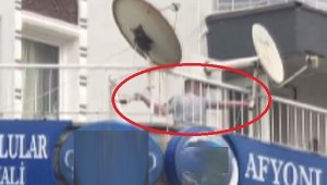 Alkollü kişi, balkondan esnafa balta fırlattı