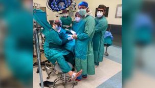 Ameliyatta fenalaşan doktor, hastasını bırakmadı