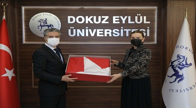 Anıtkabir'de dalgalanan bayrak DEÜ'de 